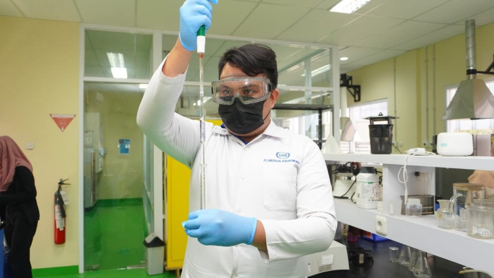 Seseorang sedang melakukan uji terhadap bahan baku
