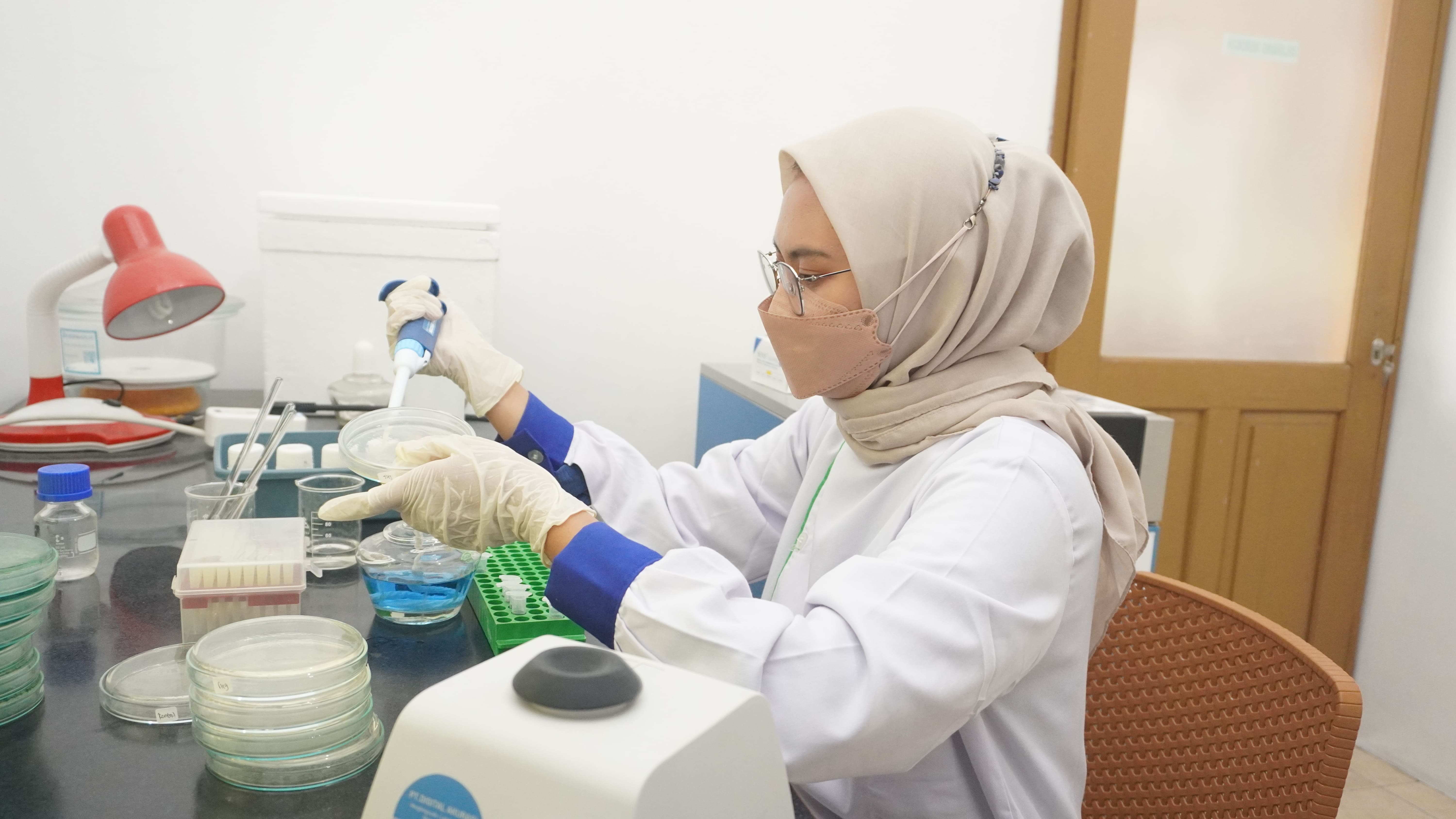 Penngujian lab berkalauntuk memonitor kualitas air dan parameter penting dalam budidaya udang