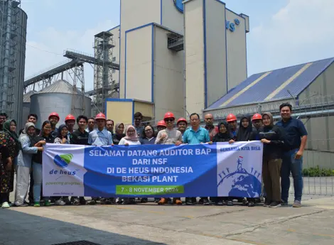 Karyawan De Heus Indonesia dan komitmennya untuk keamanan dan kualitas produksi pakan