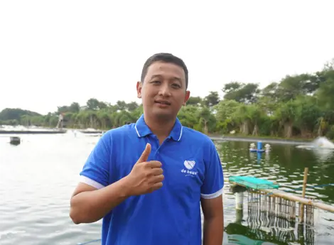 Seorang Mitra Budidaya Udang De Heus Indonesia yang memberikan testimonial terhadap program pendampingan