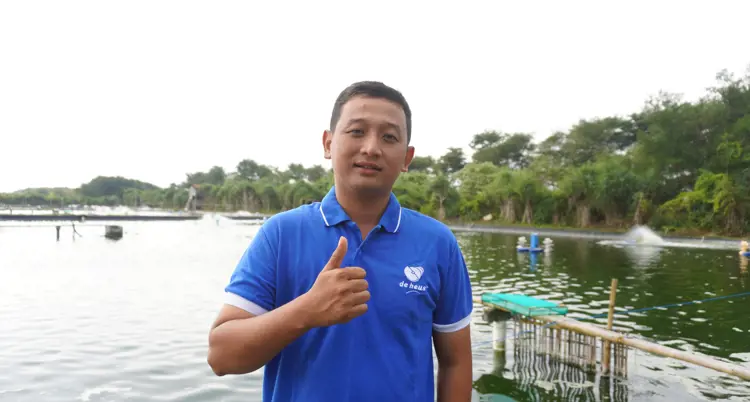 Seorang Mitra Budidaya Udang De Heus Indonesia yang memberikan testimonial terhadap program pendampingan