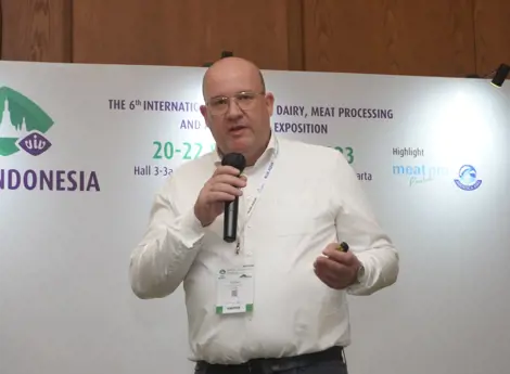 Spesialis unggas internasional senior De Heus Indonesia yang sedang memberikan seminar terkait penerapan manajemen mikroklimat