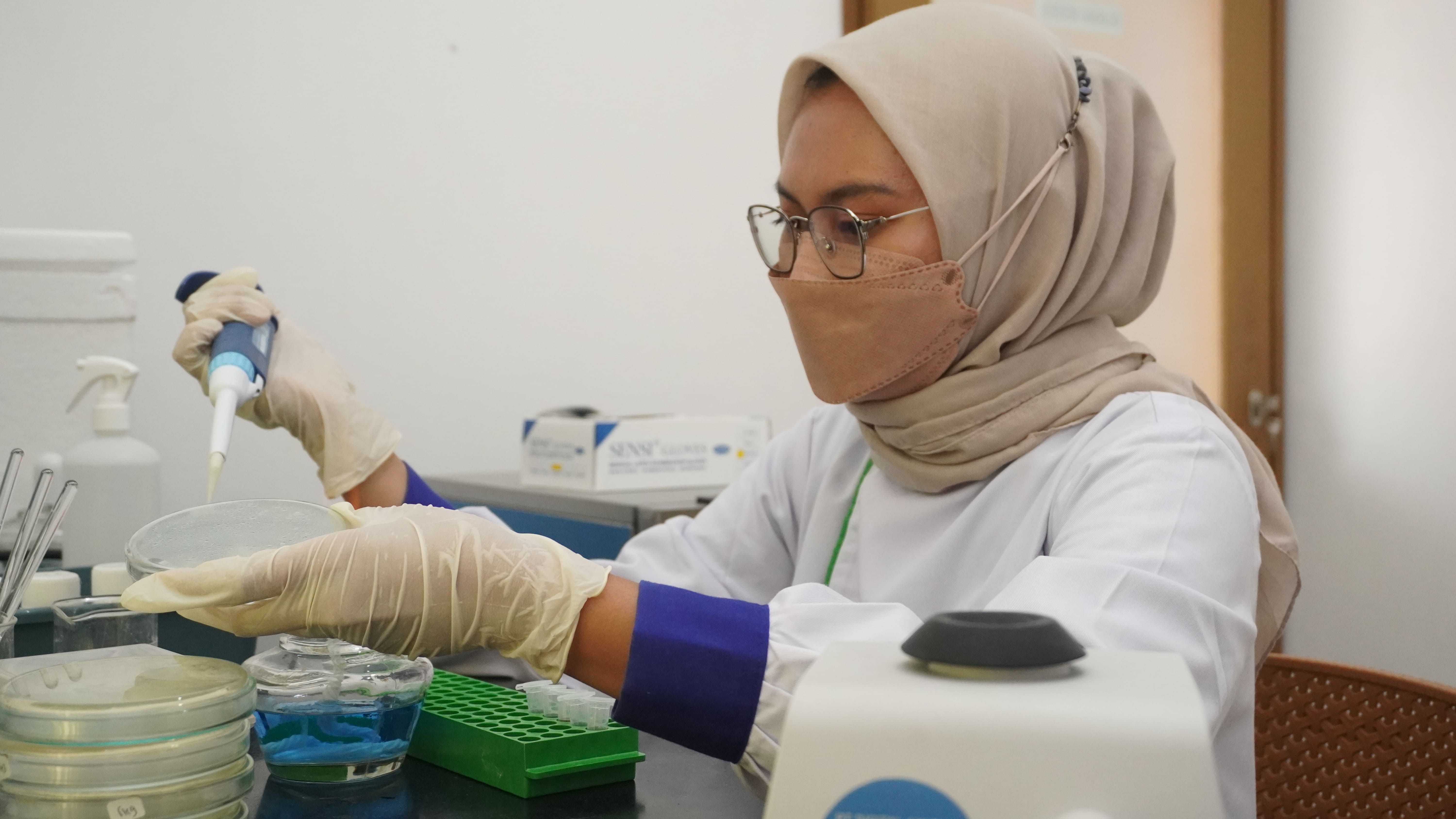 Pemantauan kualitas air secara berkala untuk pencegahan penyakit seperti WSSV